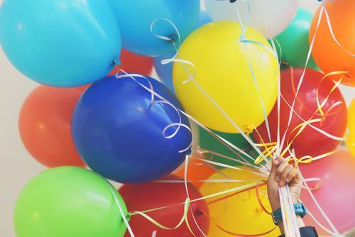 Einfache Wege zur Reduzierung von Kunststoffabfällen - Vermeiden Sie die Verwendung von Ballons und Strohhalmen